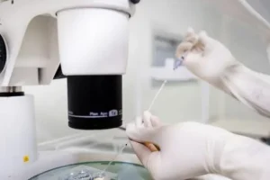 二次冻胚移植后第16天内裤上出现褐色分泌物正常吗？