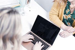 城镇户口年满60周岁以后应该在哪领取独生子女费用？